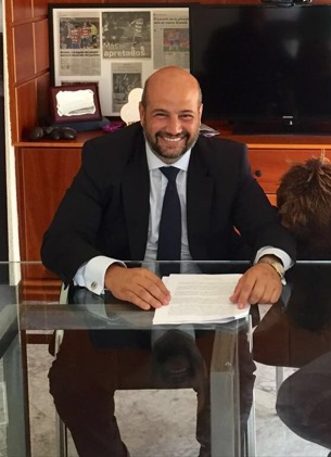 Enrique Zarza en su despacho profesional en Granada