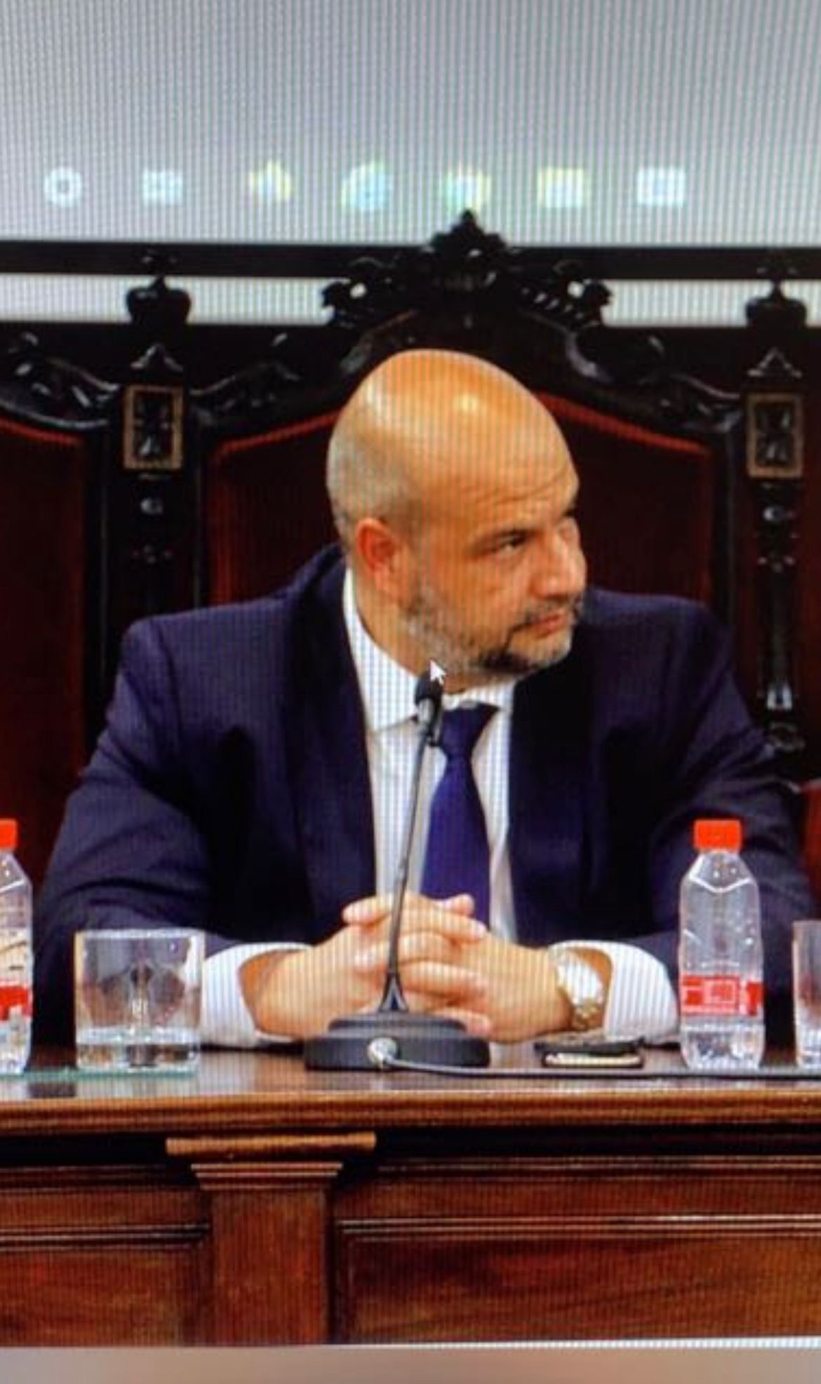 Enrique Zarza interviniendo en sala institucional